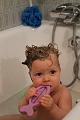 2013-12-30 Zelie assise dans le bain et Tim 007